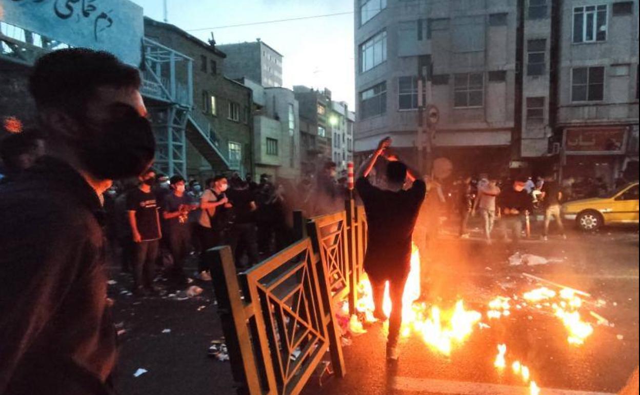 Manifestantes se enfrentan con la Policía en las calles de Teherán.