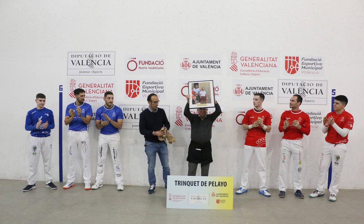 Manolo Soro alza el cuadro que le regalaron durante su homenaje. 