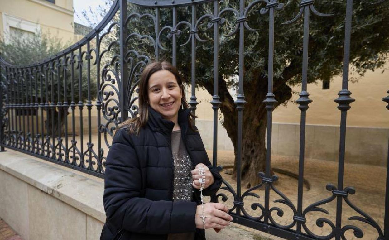 Noelia muestra el rosario que le dio Benedicto XVI 