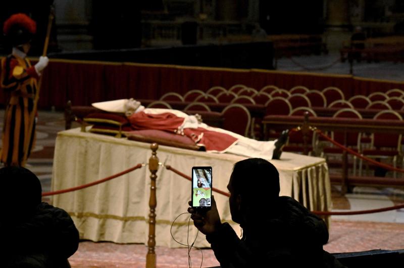 Los fieles han querido inmortalizar con sus móviles la capilla ardiente de Benedicto XVI.