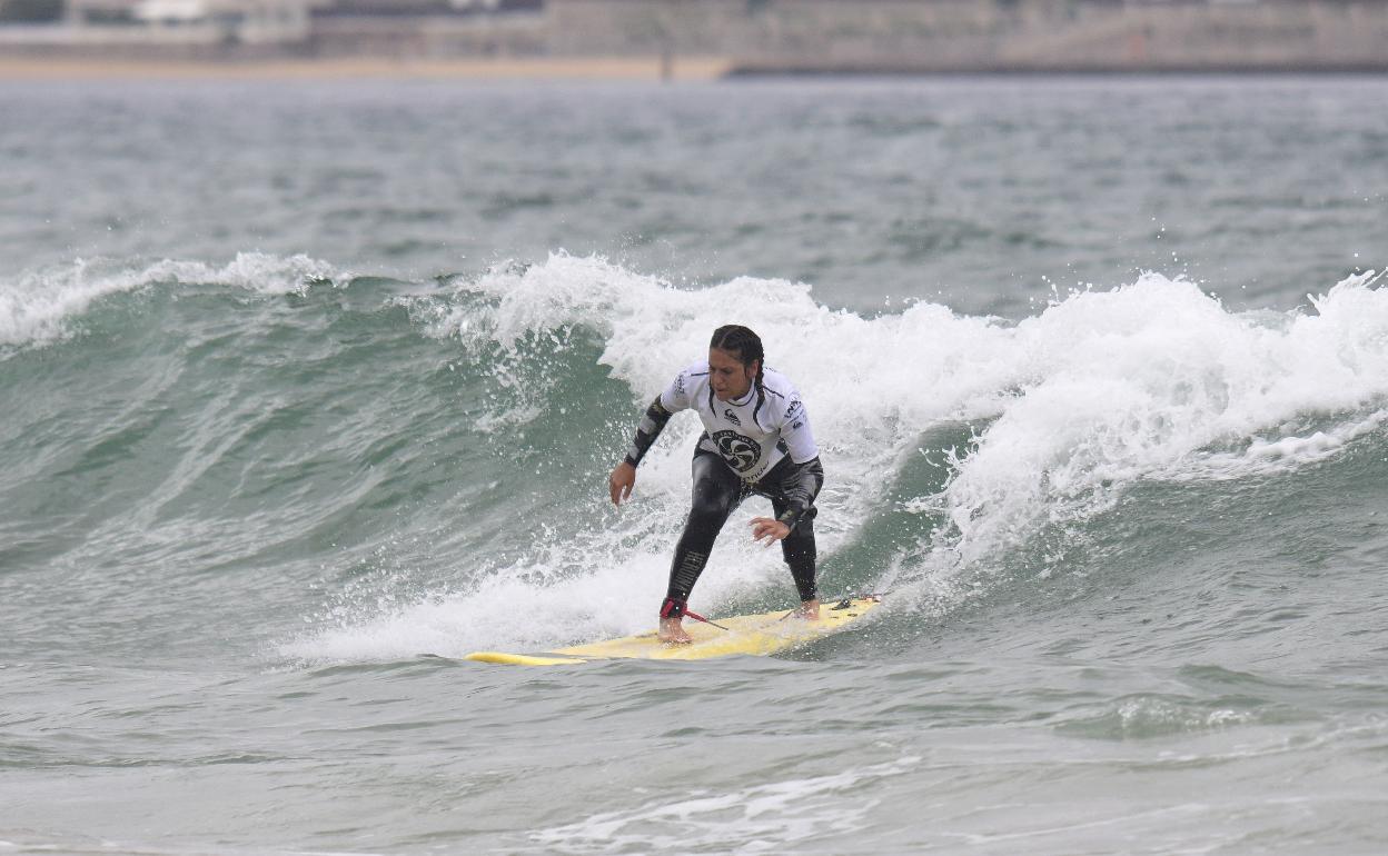 Mireia surfeando en el pasado Mundial de California. 