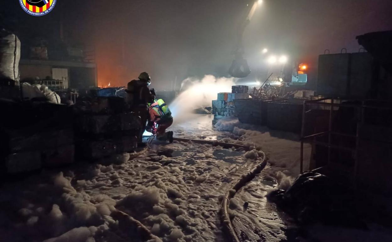 Los bomberos trabajan en la extinción. 