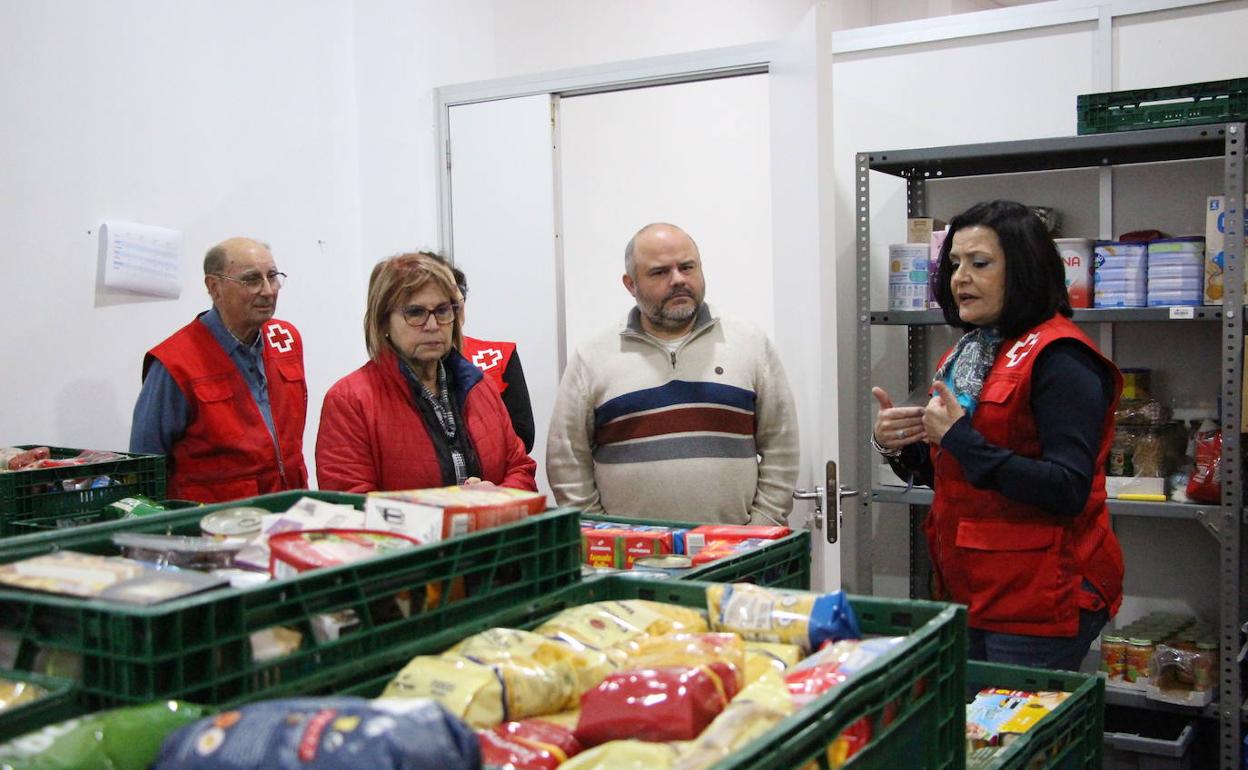 La alcaldesa, Conxa Garcia, visita la sede de la entidad. 