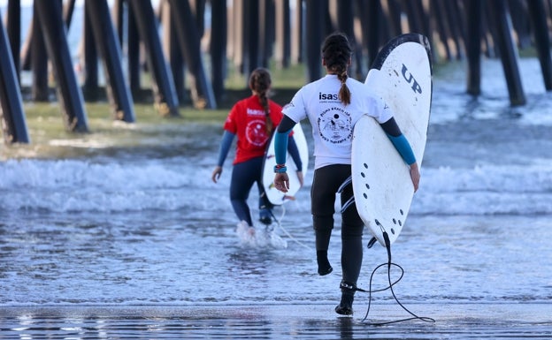 La surfista valenciana con su tabla en Pismo Beach, California. 