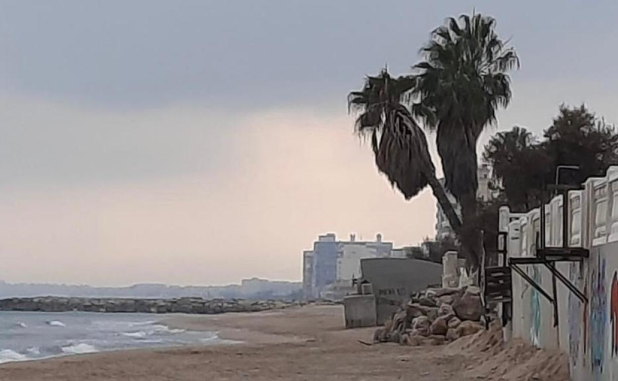 Tramo de la playa de Tavernes con unos escasos metros de arena tras meses de aportaciones. 