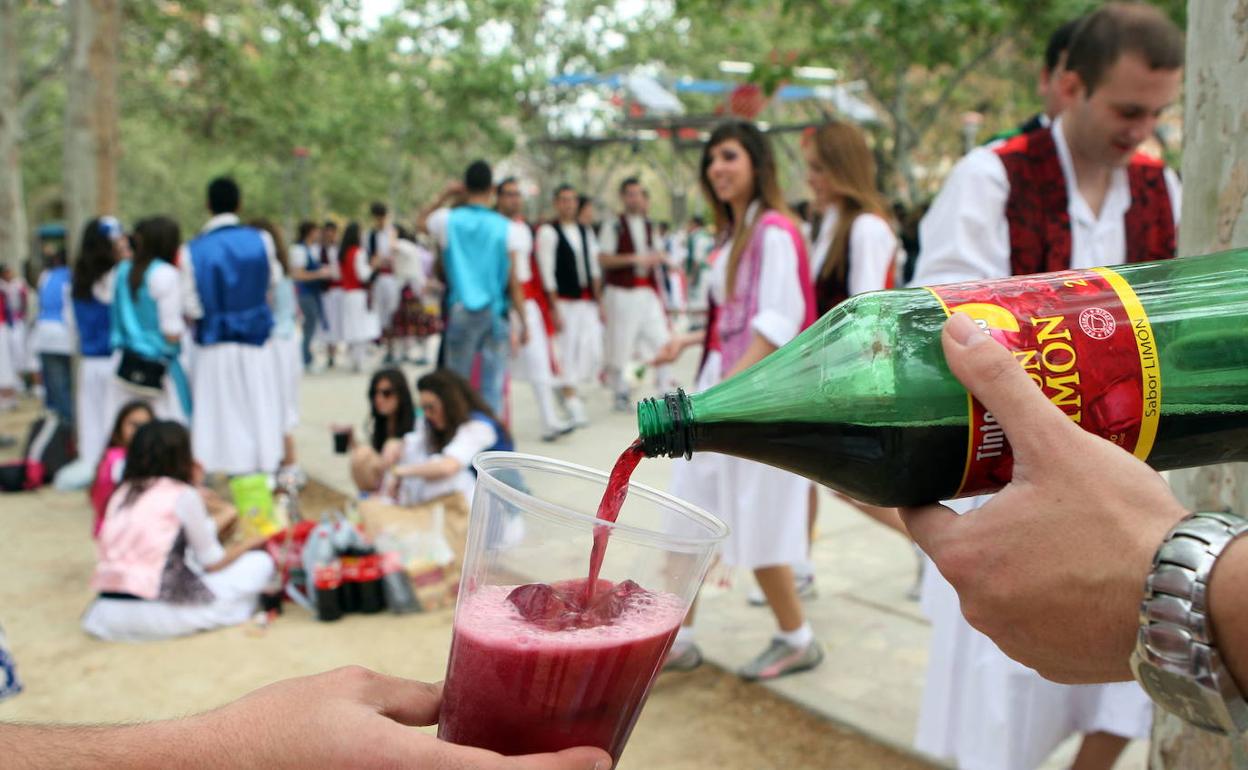 Estudiantes en un botellón