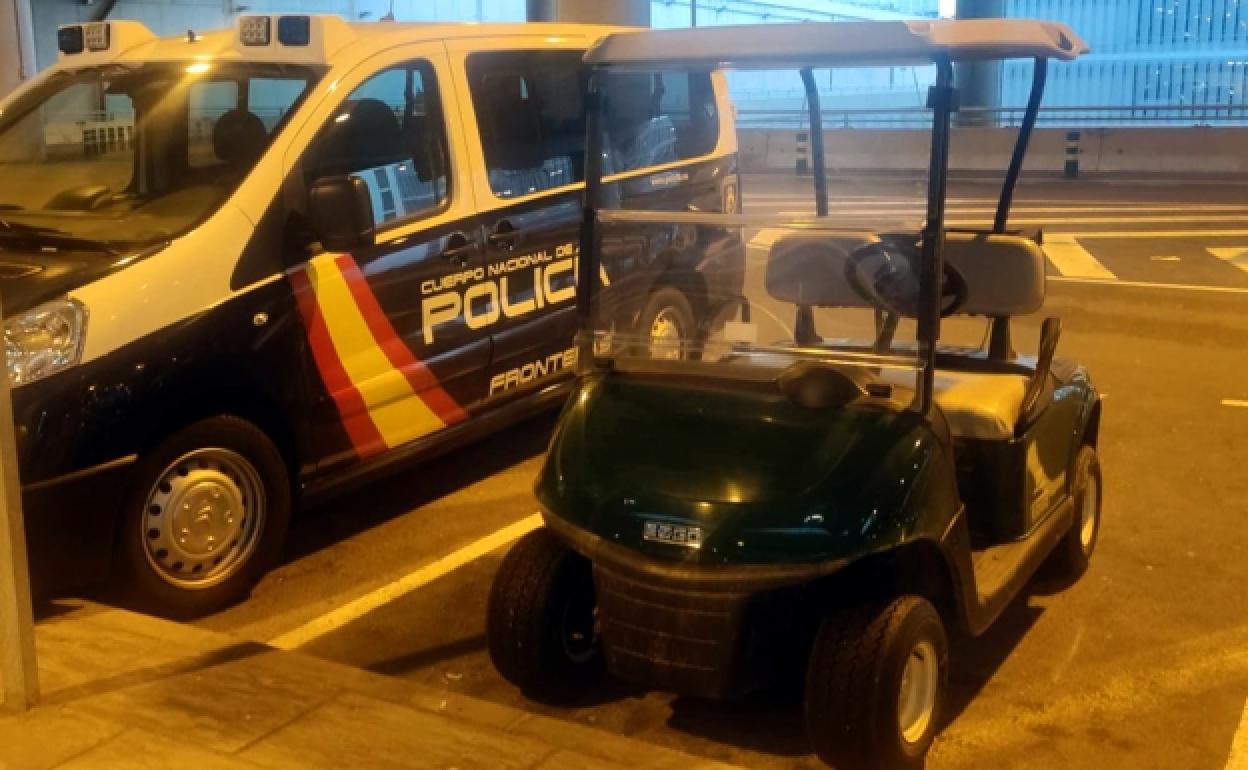 Carrito robado con el que se accedió al aeropuerto. 