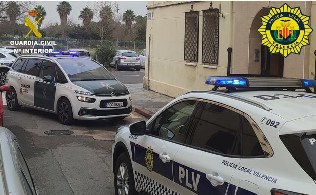 Dos vehículos de la Guardia Civil y la Policía Local en la calle donde ocurrieron los violentos hechos. 