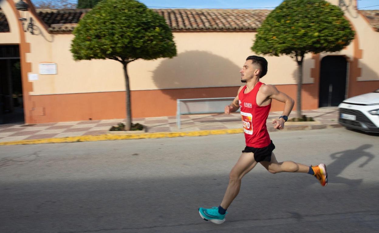 Corredor profesional entrenando para la carrera 10k de Valencia. 