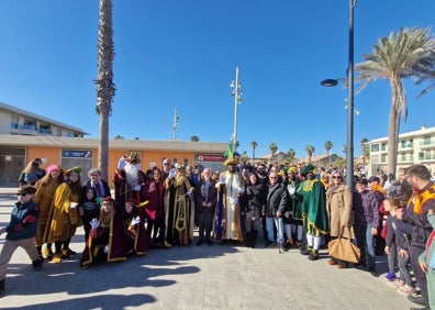 Imagen secundaria 1 - Los Reyes en el campamento de Torrent (arriba e izq.) y Sus Majestades en La Patacona. 