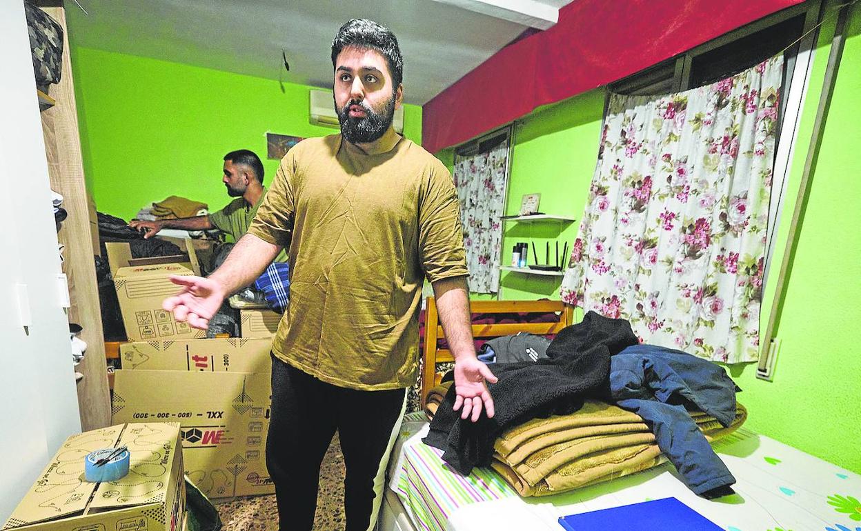 Waqas y su hermano Fareeh en su casa con las cajas preparadas por si les desahucian. 