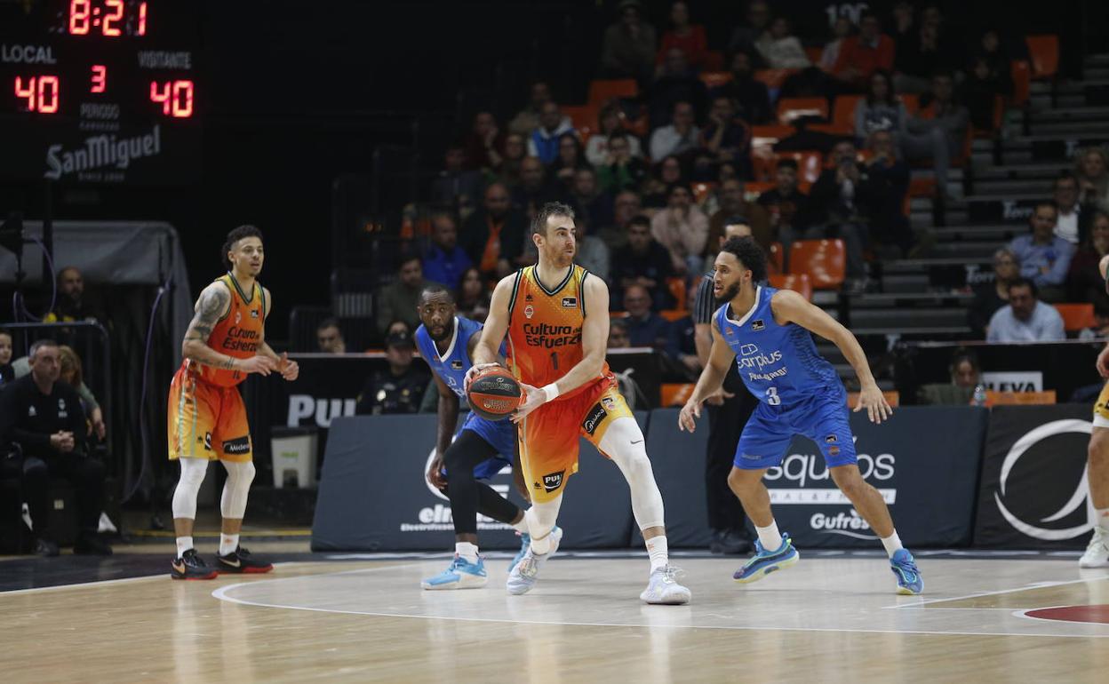 Claver controla el balón en el partido ante el Fuenlabrada. 