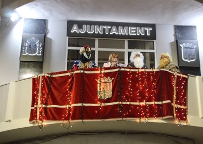 Imagen secundaria 1 - La cabalgata en Quart (arriba), los Reyes Magos en Picassent (izq.) y la comitiva en Paterna (dcha.). 