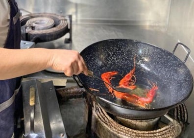 Imagen secundaria 1 - El chef de Casa Jose, José Navarro, durante el proceso de creación del arroz y el plato final. 