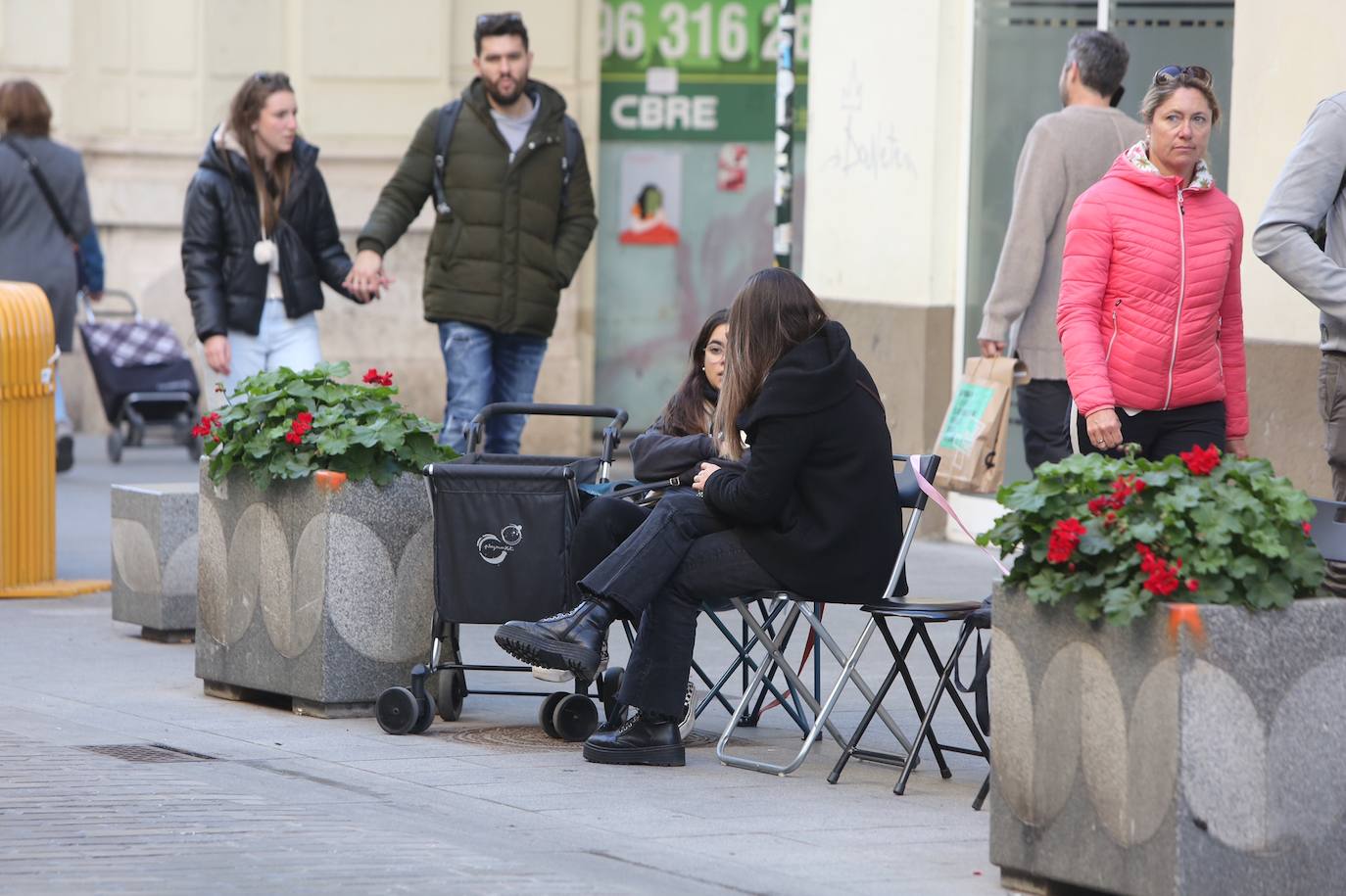 Fotos: Decenas de vecinos llevan sus sillas a la Cabalgata de Reyes ante la falta de reservas