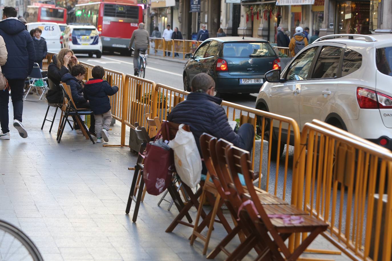 Fotos: Decenas de vecinos llevan sus sillas a la Cabalgata de Reyes ante la falta de reservas