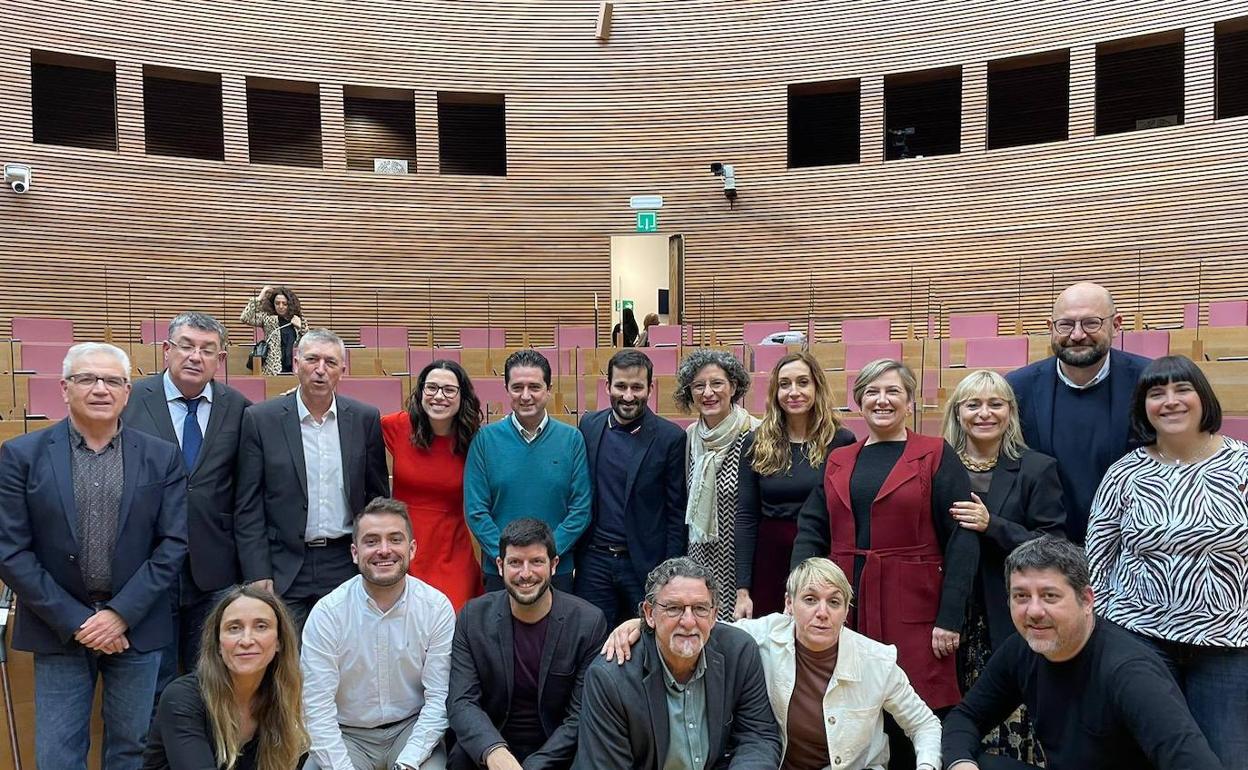 Actual grupo parlamentario de Compromís en Les Corts, junto a sus consellers 