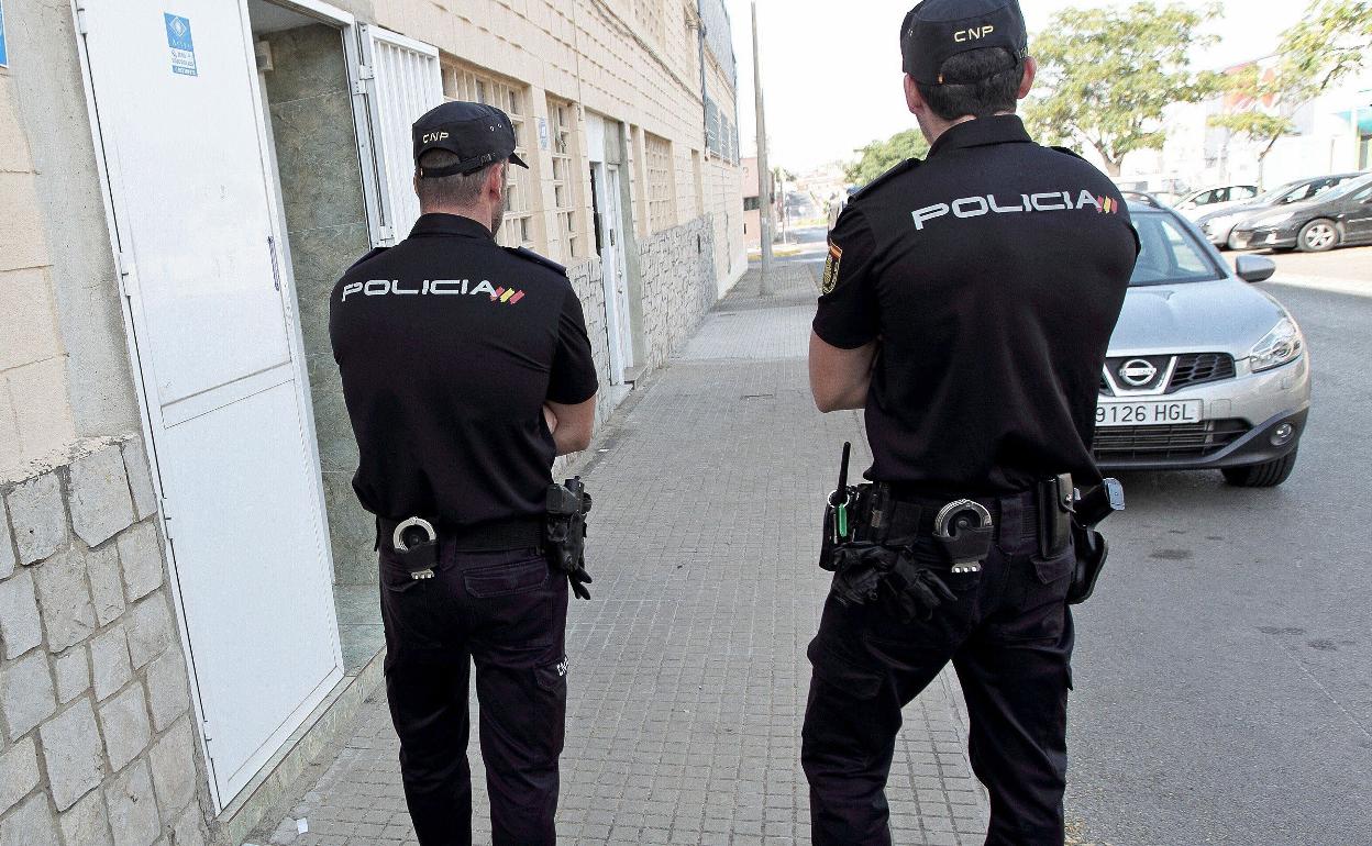 Dos agentes de la Policía Nacional, en una imagen de archivo. 