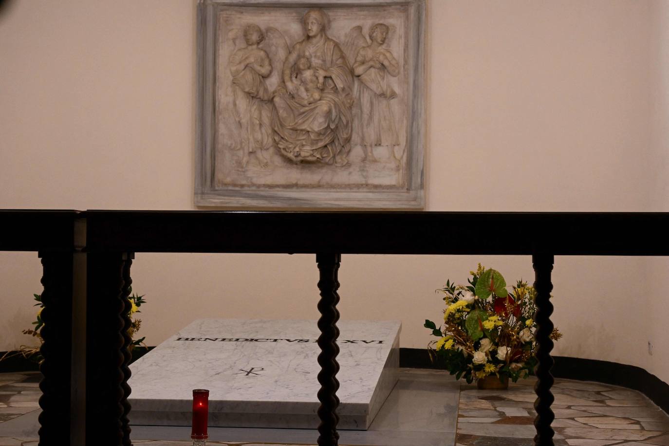 Tal y como estaba previsto, después de las obras efectuadas para la introducción en la cripta del ataúd, las puertas de este área situada en los sótanos de la basílica de San Pedro han reabierto de nuevo a los turistas y los fieles. Los restos mortales de Benedicto XVI, que reposan en un ataúd triple, el primero elaborado con madera de ciprés, el segundo de zinc y el tercero de roble, junto con algunos objetos personales, como las medallas acuñadas durante su pontificado o un pergamino con los hechos más destacados de su vida como la lucha contra los abusos sexuales, fueron trasladados este jueves hasta las grutas vaticanas después de su funeral oficiado por el Papa Francisco en la plaza de San Pedro del Vaticano.