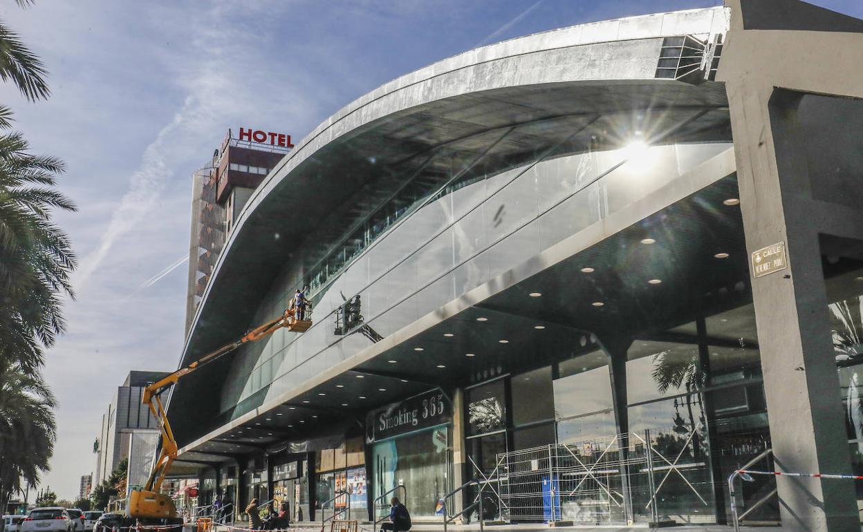 Trabajos en la fachada de la estación de autobuses. 