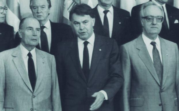 Imagen principal - En la imagen superior, Felipe González junto al presidente francés François Miterrand (izquierda) en 1989; debajo, José María Aznar bromea en 2002 con Gerhard Schröder (Alemania), Tony Blair (Reino Unido) y Silvio Berlusconi (Italia); por último, José Luis Rodríguez Zapatero recibe a Joe Biden en 2010. 