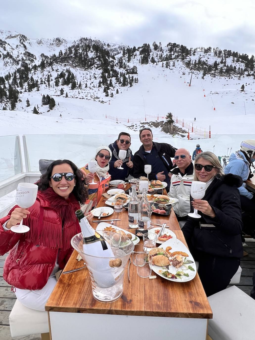 Andrea Villafañe, Lidia Barbería, Jesús Pérez, José María Buldú, Luis Frias y Sonia Baselga en el Möet Winter Lounge de Baqueira.