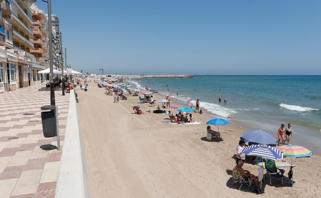 La playa del Perelló este verano. 