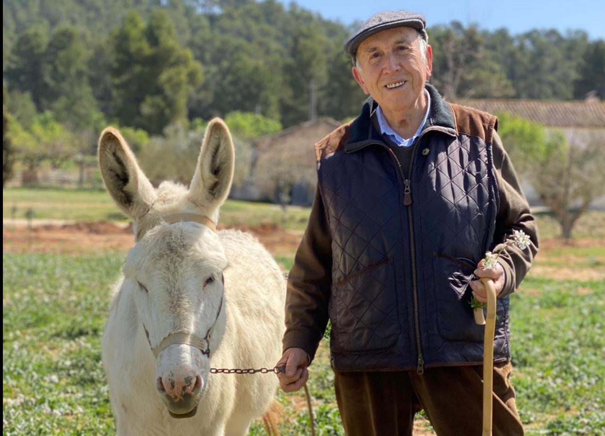 Paco Calatayud con uno de los dóciles pollinos del Celler del Roure. 