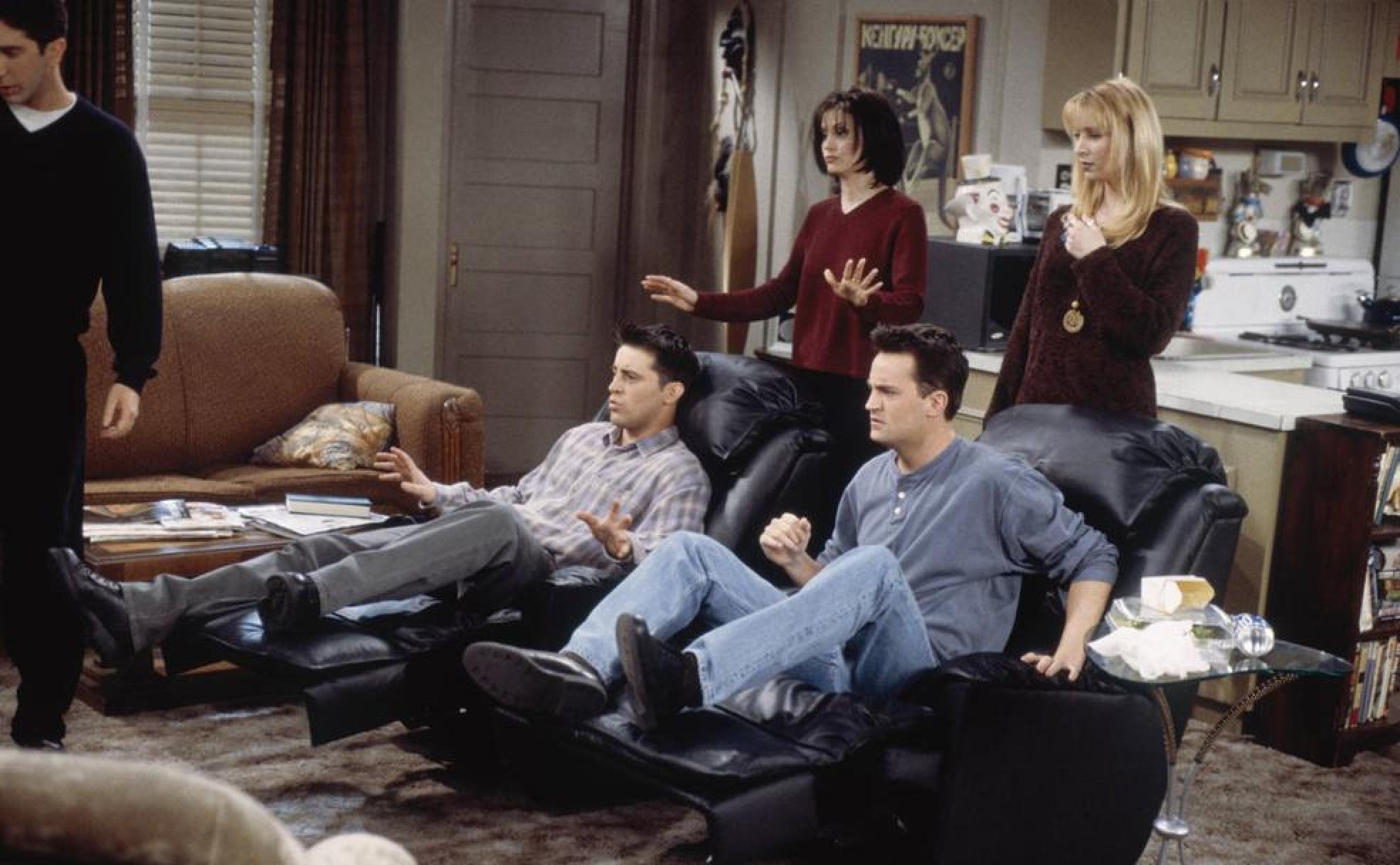 Los protagonistas de 'Friends' viendo la televisión.