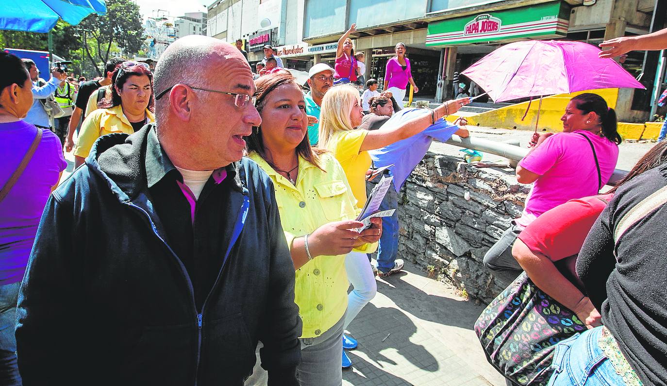 La presidenta de la Asamblea Nacional, Dinorah Figuera (c), en una imagen tomada en 2015 en un mercado de Caracas. 