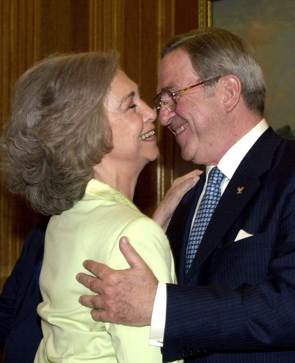 El Rey Constantino de Grecia, miembro del Comité Olímpico Internacional (COI), saluda a su hermana la Reina Sofía, en presencia del Rey Juan Carlos