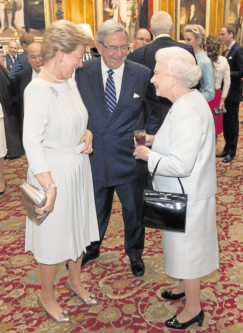 Isabel II departe amigablemente con el rey Constantino de Grecia, hermano de la Reina Sofía, y su mujer, Ana María de Grecia