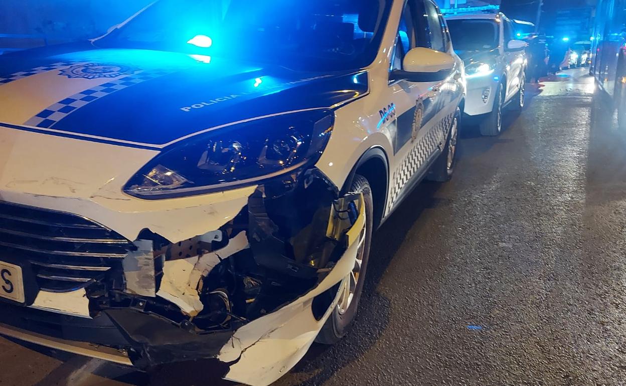 Uno de los vehículos policiales embestidos por el conductor detenido. 