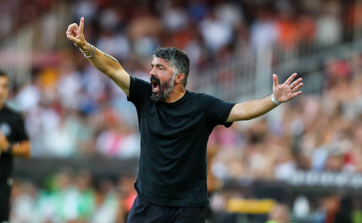 'Rino' Gattuso dirigiendo un partido del Valencia esta temporada.