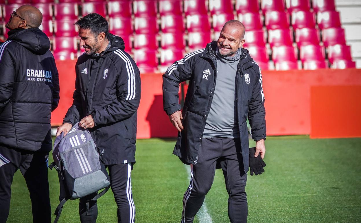 Paco López, durante un entrenamiento del Granada. 