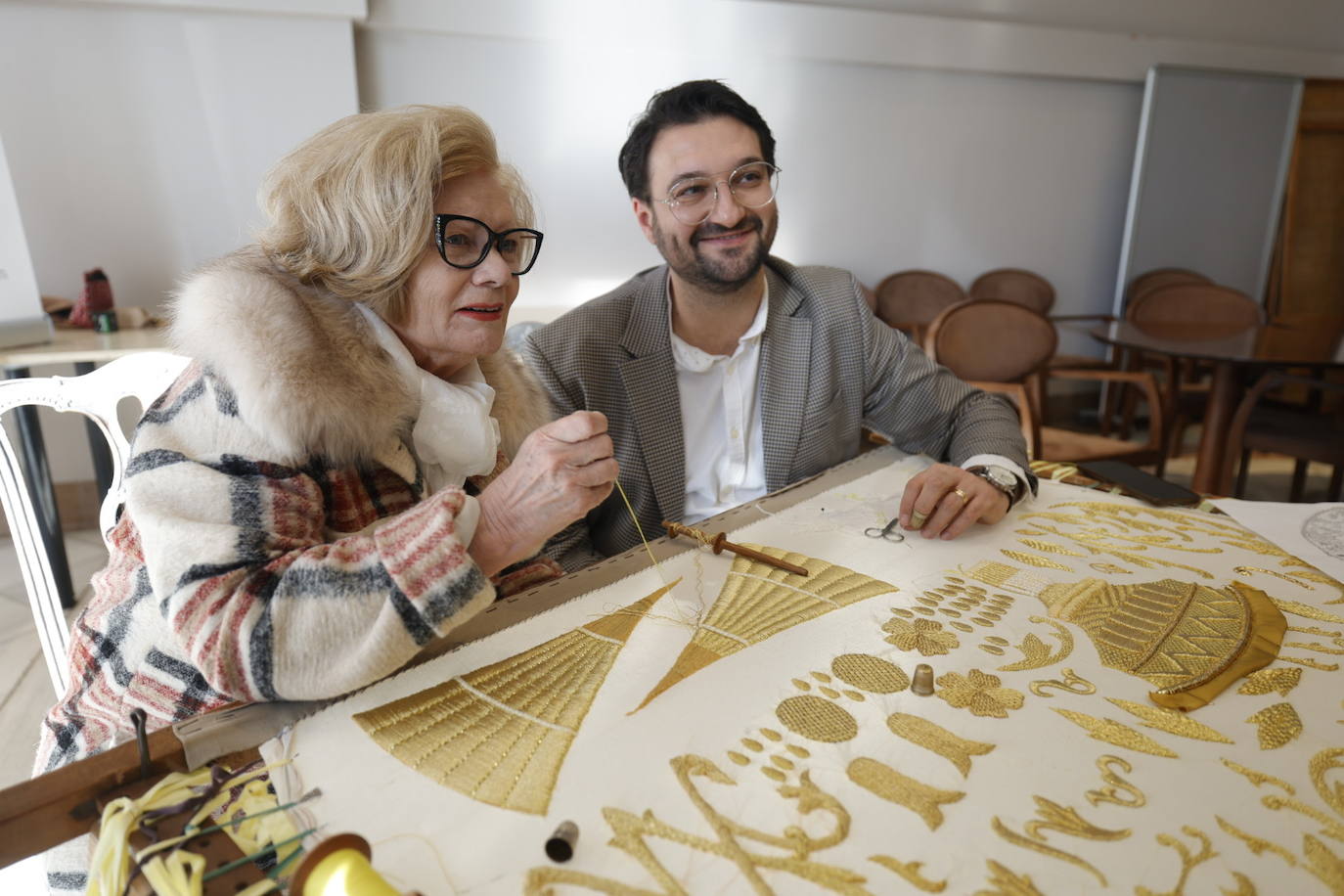 Fotos: Así ha sido el bordado del manto solidario de la Virgen