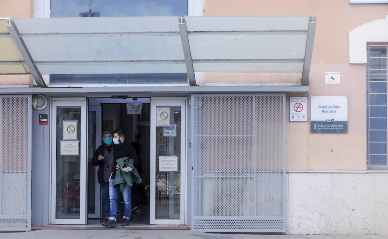 Dos ciudadanos salen de un centro de salud de Valencia, el pasado diciembre. 