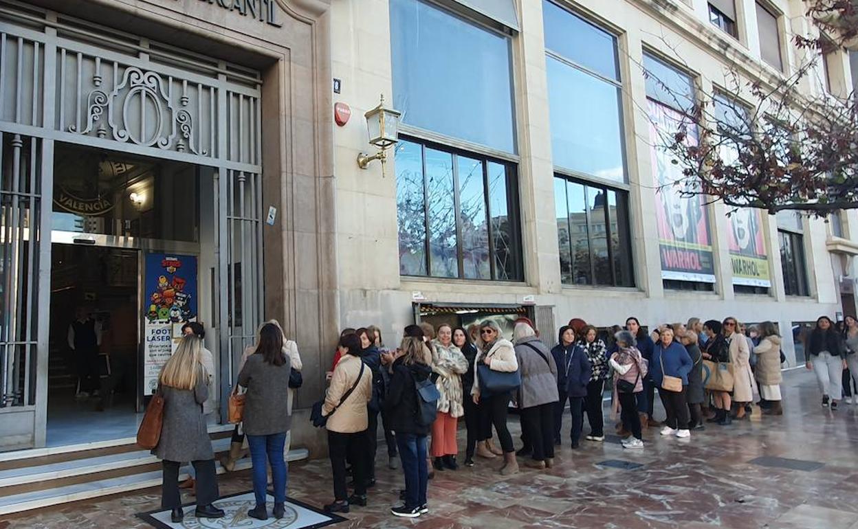 Colas en el Ateneo Mercantil, para participar en el bordado del manto de la Virgen. 