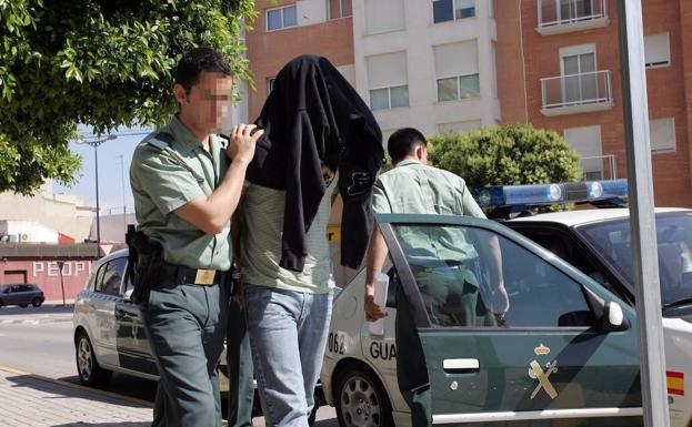 Imagen principal - David, arrestado (imágenes 1 y 2); y en el posterior juicio junto con el otro condenado (3).