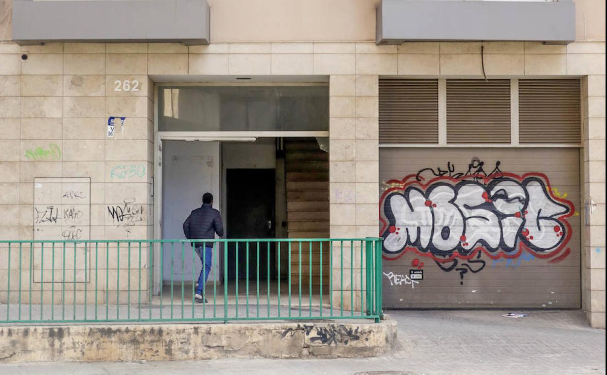 Fachada del edificio ocupado ilegalmente en Orrlols, 