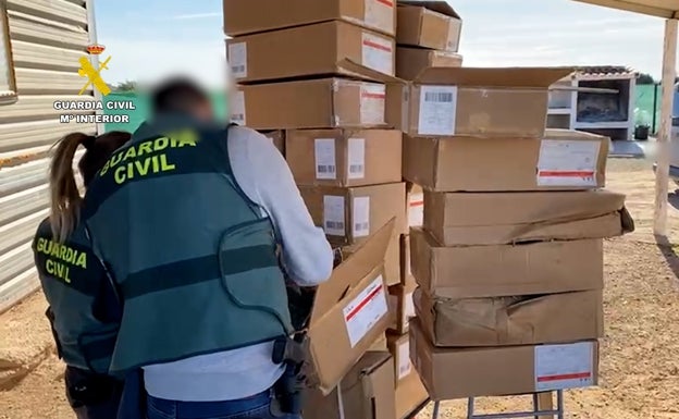 Parte del material incautado. 