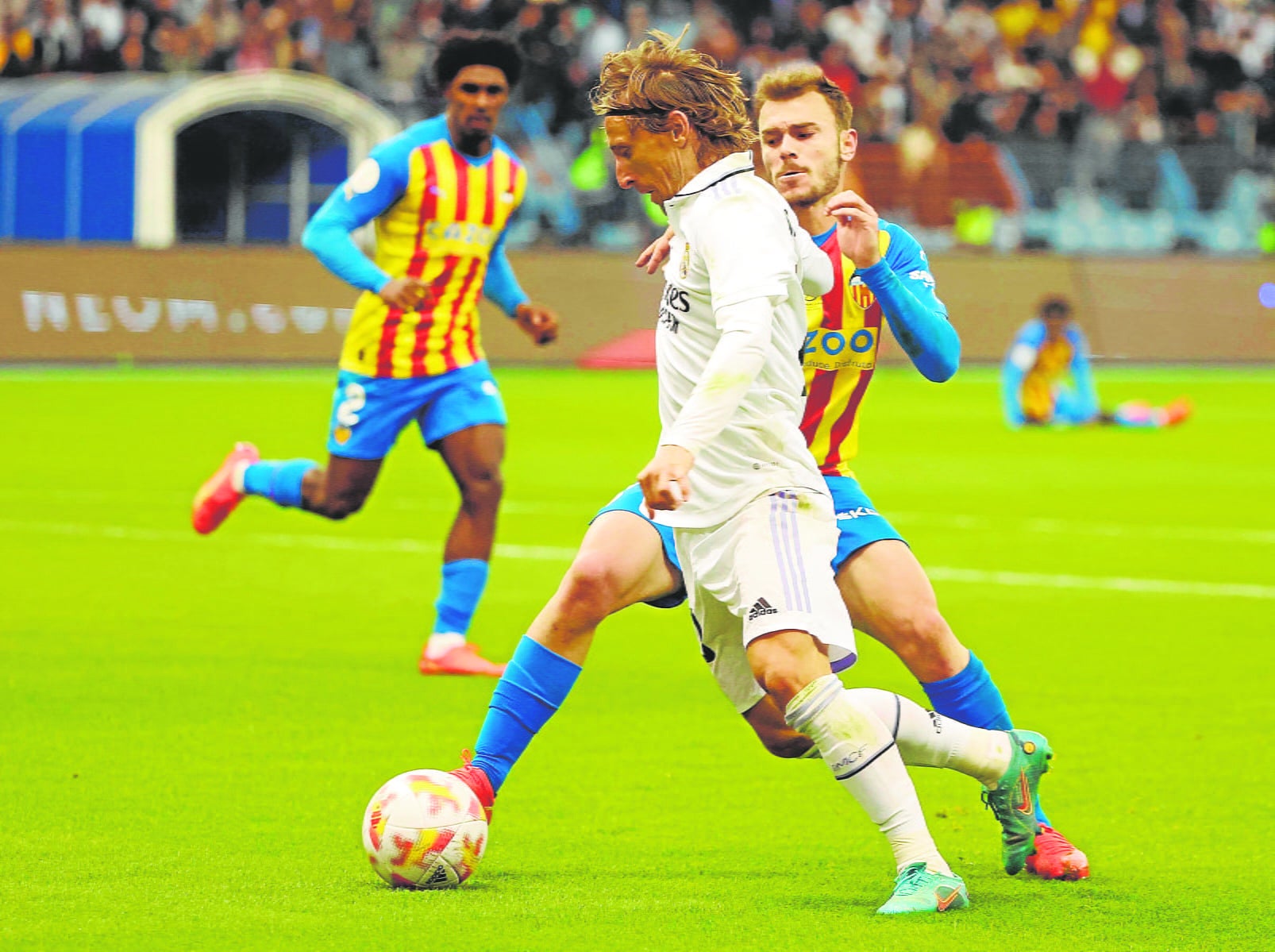 Toni Lato defendiendo a Luka Modric. 