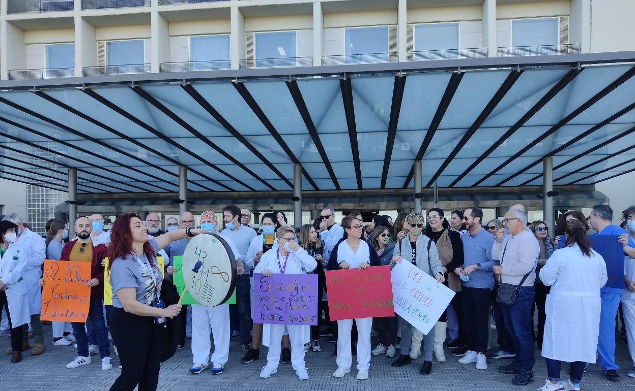 Protesta ante las puertas del hospital. 