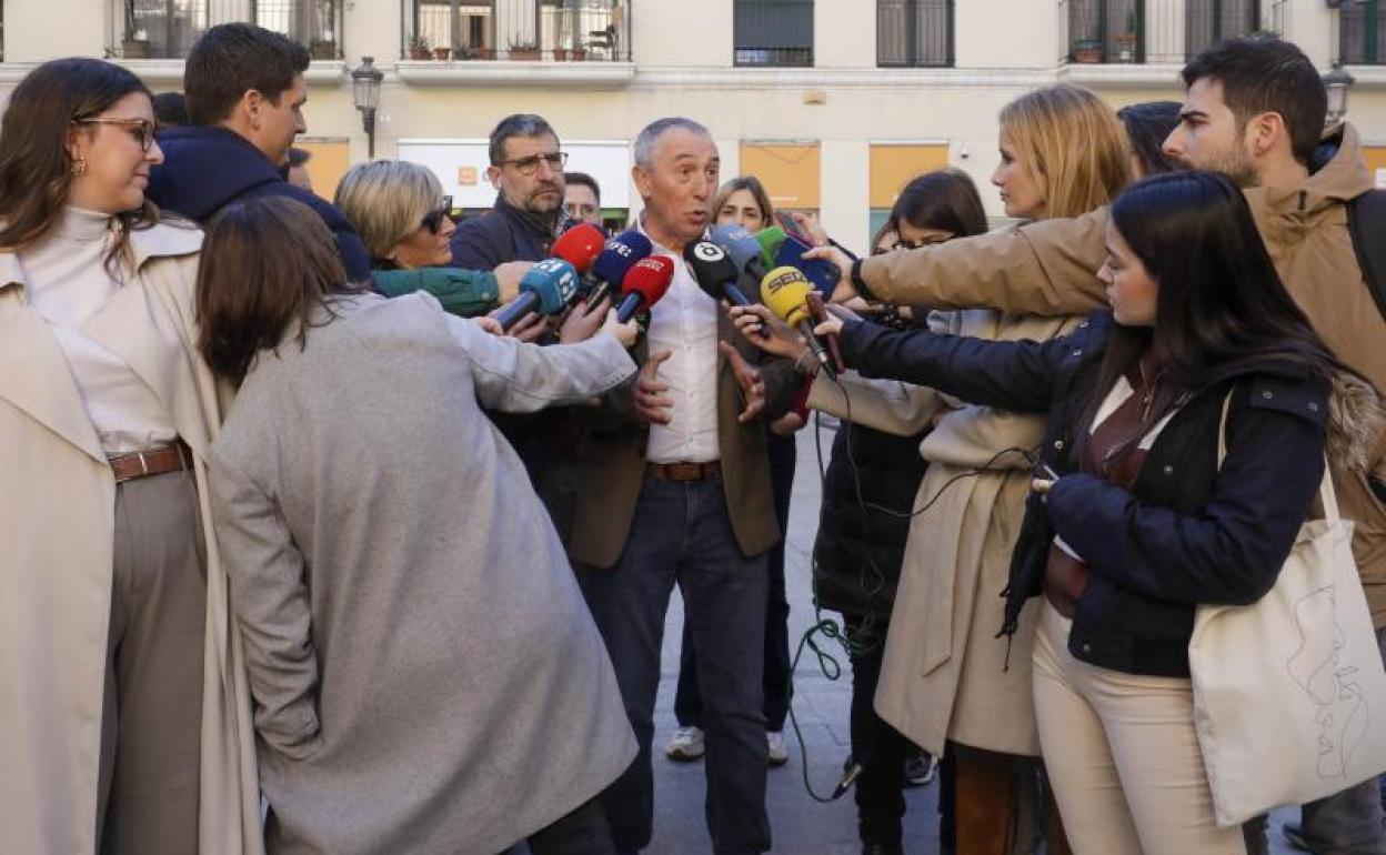 Baldoví, ante la sede de Compromís en Valencia. 