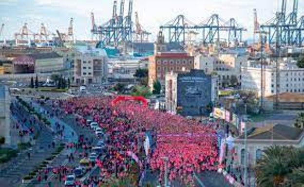 La marea rosa, en la zona del puerto de Valencia. 