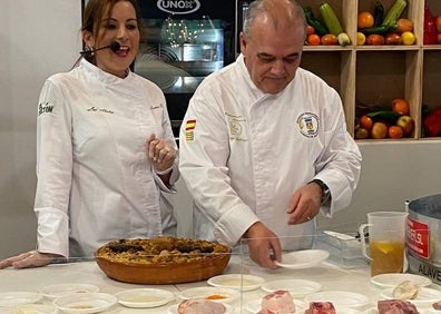 Imagen secundaria 1 - Manolo Carratalá, explica la receta ante un numeroso público (arriba) y un showcooking en Fitur (bajo). 