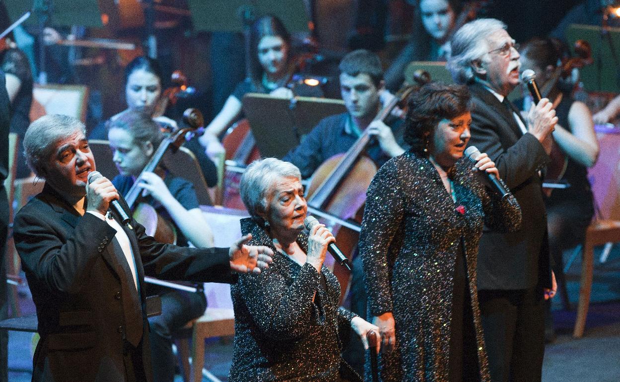 El grupo El Consorcio, durante su actuación en el homenaje al compositor, intérprete y productor Juan Carlos Calderón. 