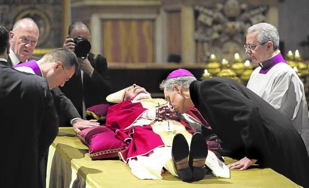 Gänswein se despide de Benedicto XVI.