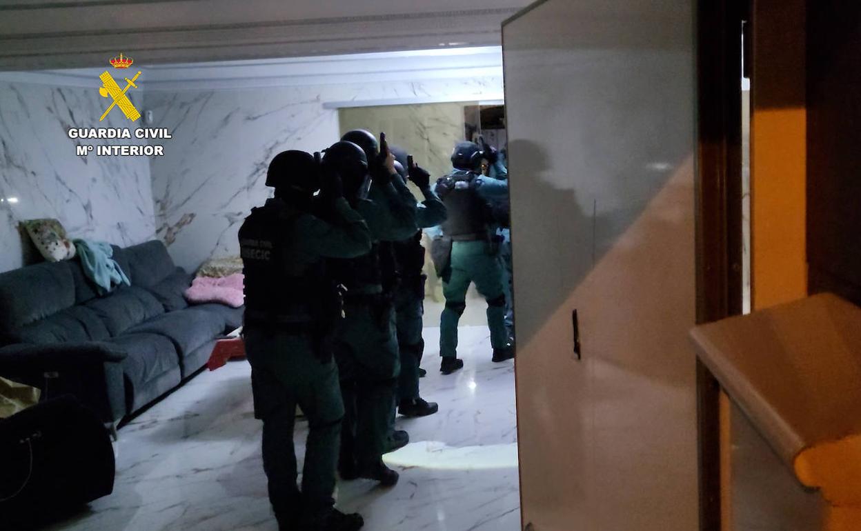 Los agentes entran en la vivienda de los sospechosos. 