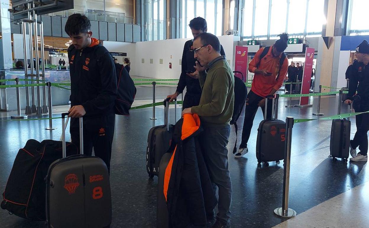 Chechu Mulero habla por teléfono antes de comenzar el viaje a Lyon con el Valencia Basket. 